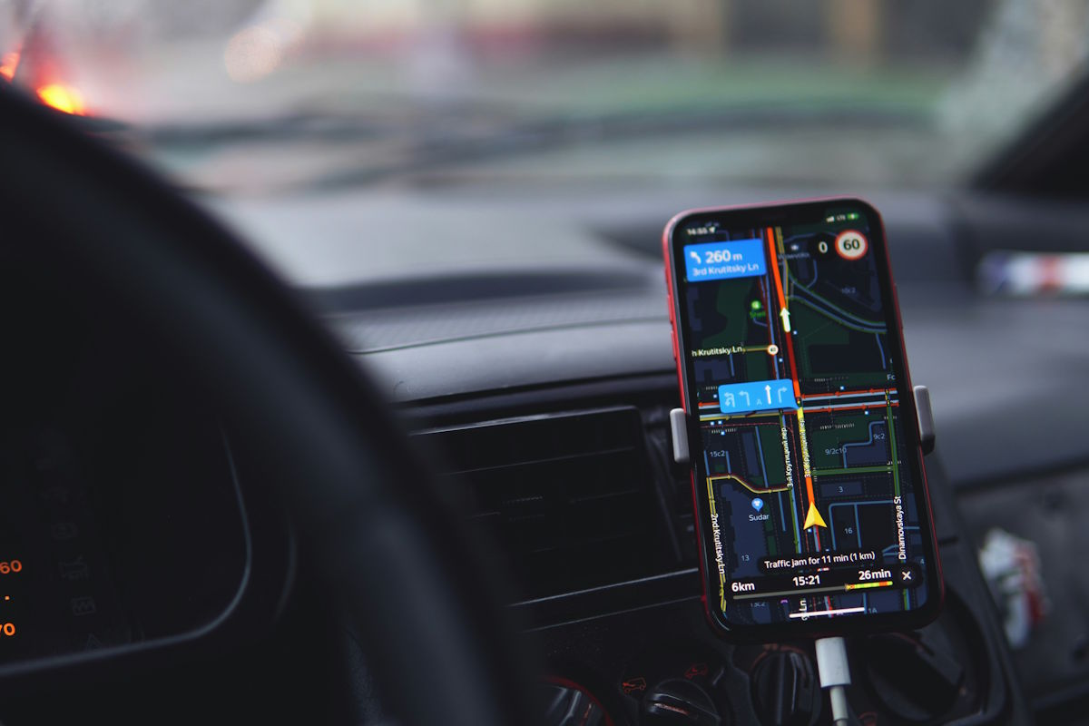Berufliche Neuorientierung neu denken | Handy-Navigation im Auto mit Richtungspfeilen